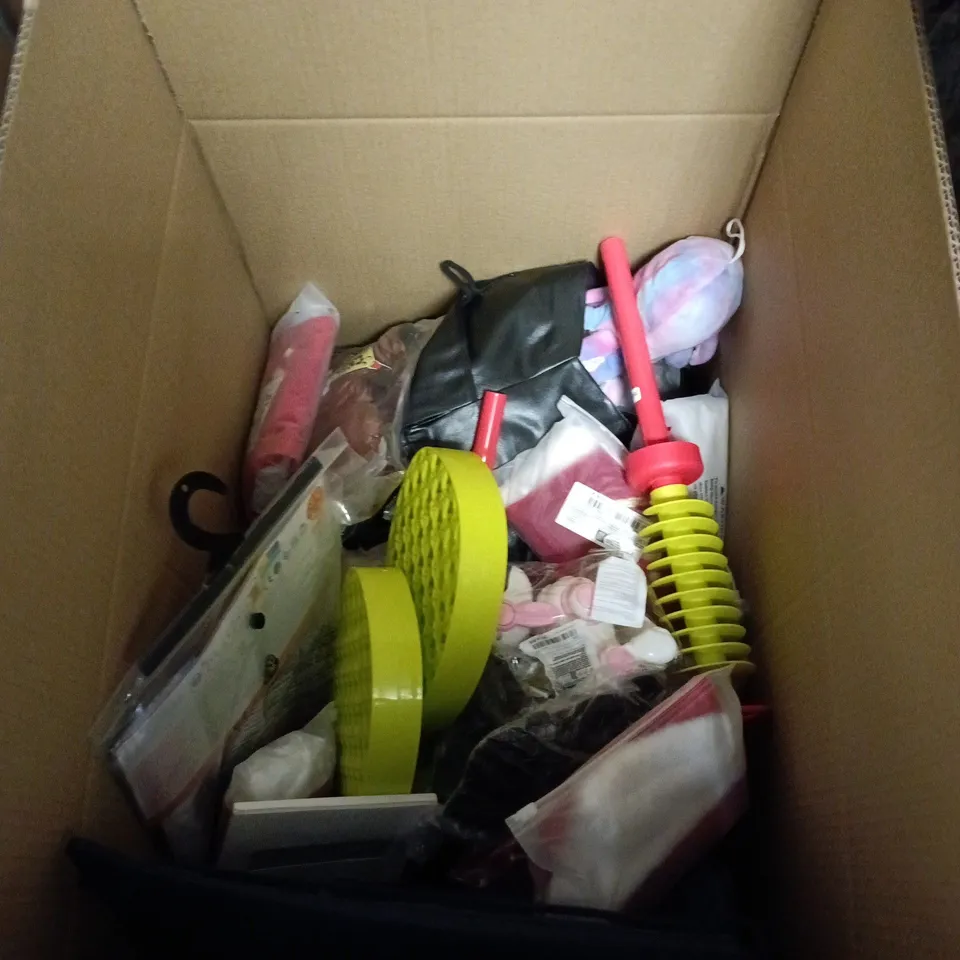 BOX OF APPROXIMATELY 15 ASSORTED TOYS INCLUDING LITTLE LEARNING LIBRARY , MINECRAFT PUZZLE AND LCD WRITING TABLET