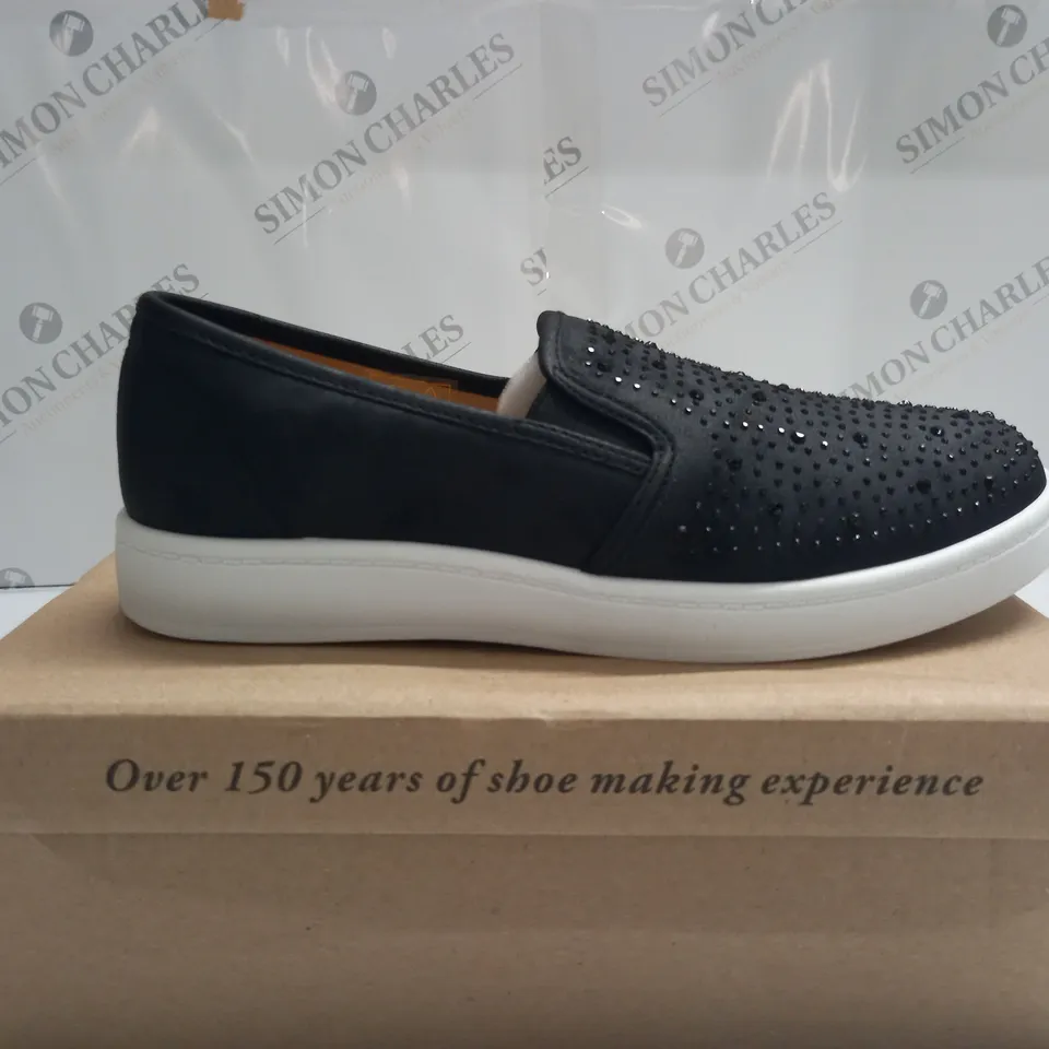 BOXED CUSHION WALK SLIP ON PUMPS IN BLACK - SIZE 8