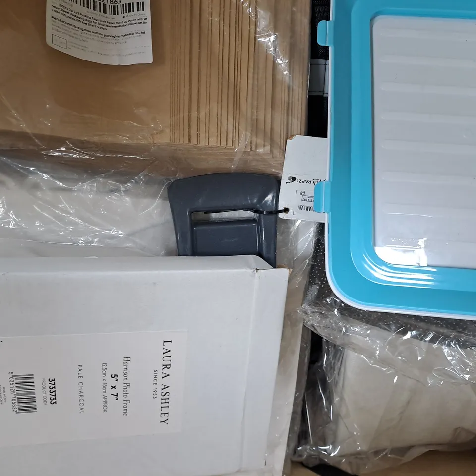 BOX OF APPROXIMATELY 10 ASSORTED HOUSEHOLD ITEMS TO INCLUDE DOG DOOR STOP, WALLPAPER, BRIDAL BOUQUET, ETC - COLLECTION ONLY