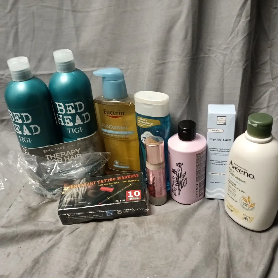 APPROXIMATELY 20 ASSORTED COSMETICS ITEMS TO INCLUDE BED HEAD TIGI SHAMPOO & CONDITIONER, AVEENO DAILY MOISTURISING BODY WASH, REVOLUTION CONCEAL & DEFINE, ETC