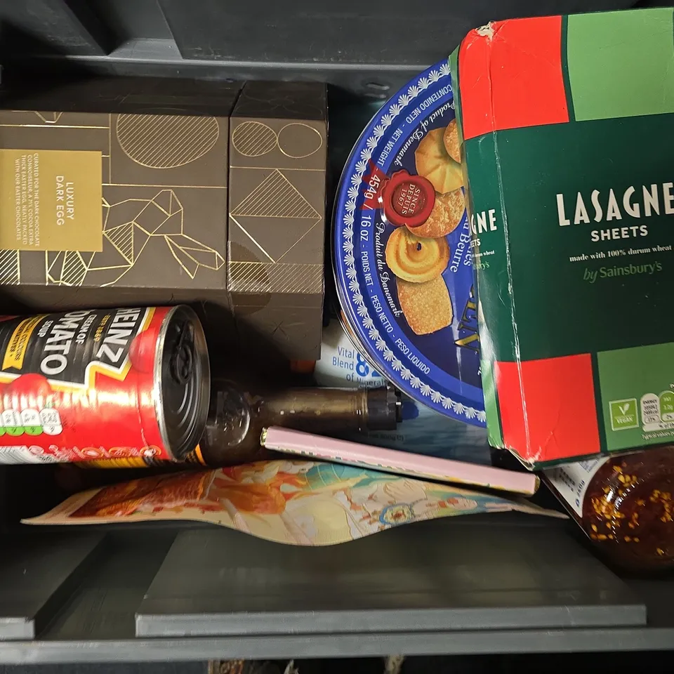 APPROXIMATELY 10 ASSORTED FOOD & DRINK ITEMS TO INCLUDE HEINZ TOMATO SAUCE, LASAGNE SHEETS, CELTIC SALT, ETC - COLLECTION ONLY