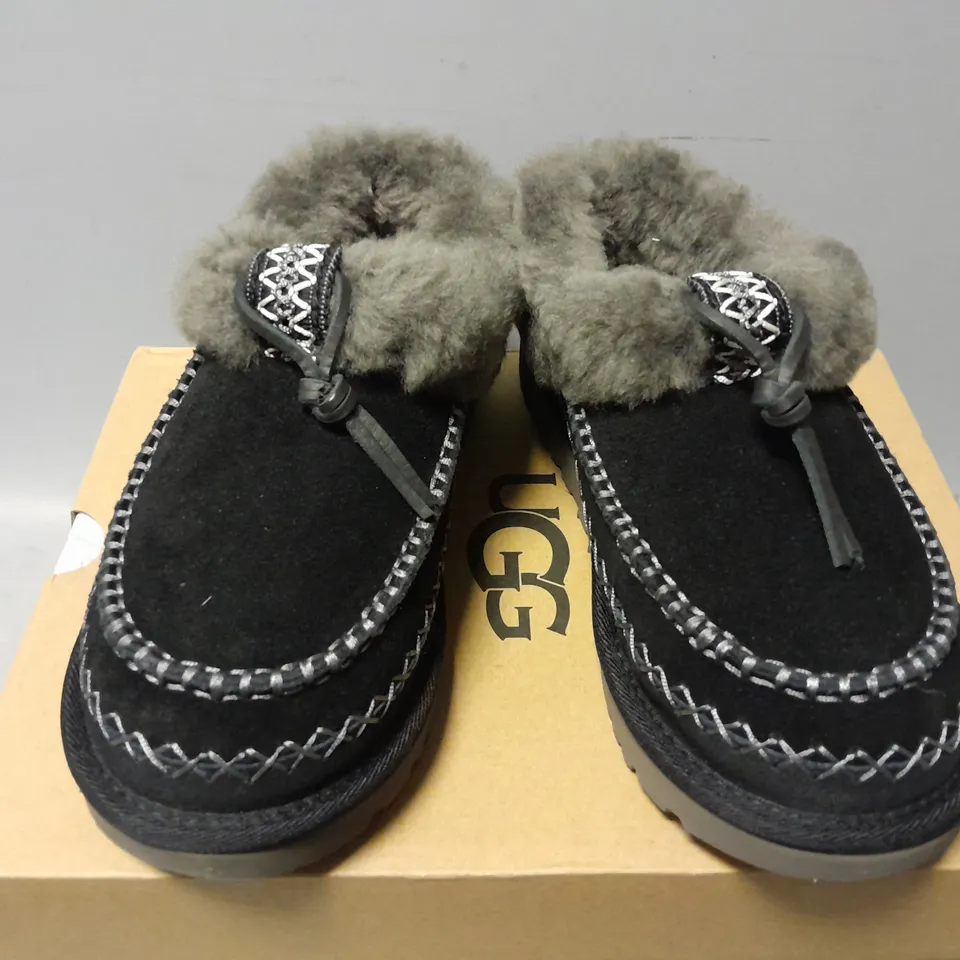 BOXED PAIR OF UGGS WOMENS TASMAN ALPINE SLIPPERS IN BLACK - UK 5