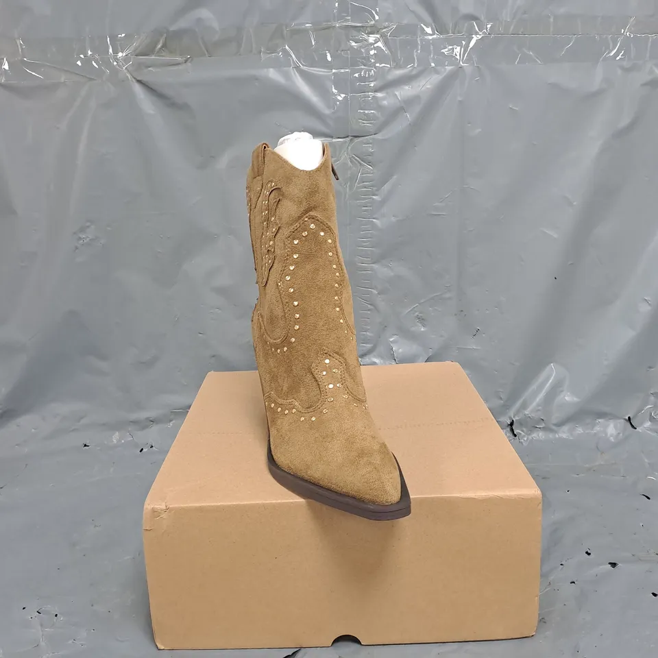 BOXED PAIR V BY VERY POINTED TOE BLOCK HEEL BOOTS IN IN TAUPE SIZE 5