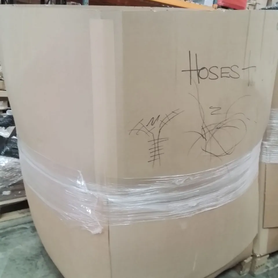 PALLET CONTAINING A LARGE QUANTITY OF HOSES 