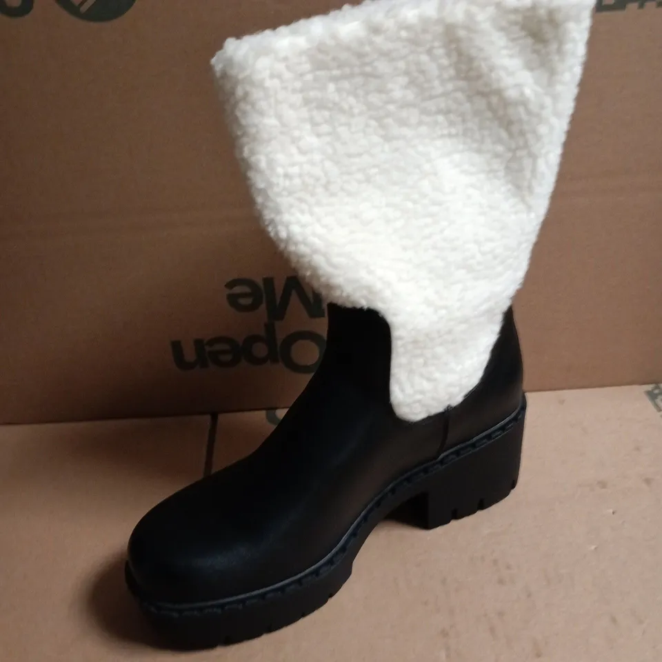 BOXED PAIR OF KOI TEXEL SHEARLING SWITCH BOOTS IN BLACK SIZE UK 6