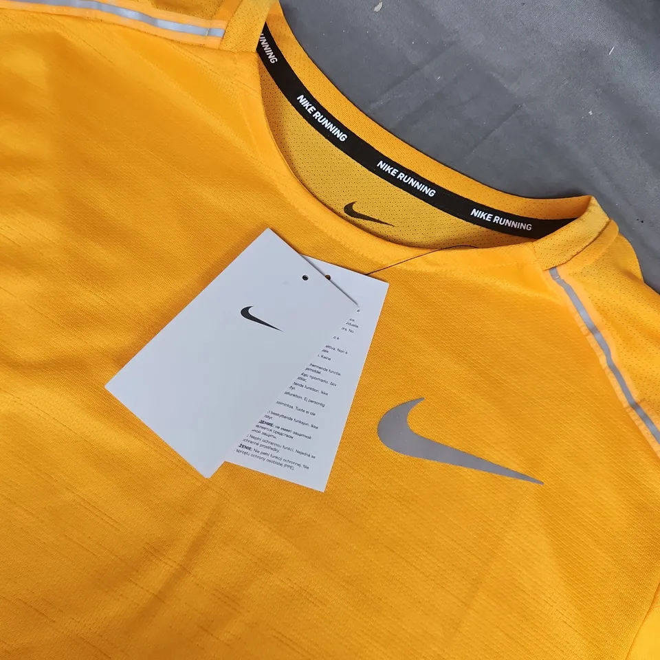 NIKE MENS RUNNING TEE IN ORANGE - MEDIUM