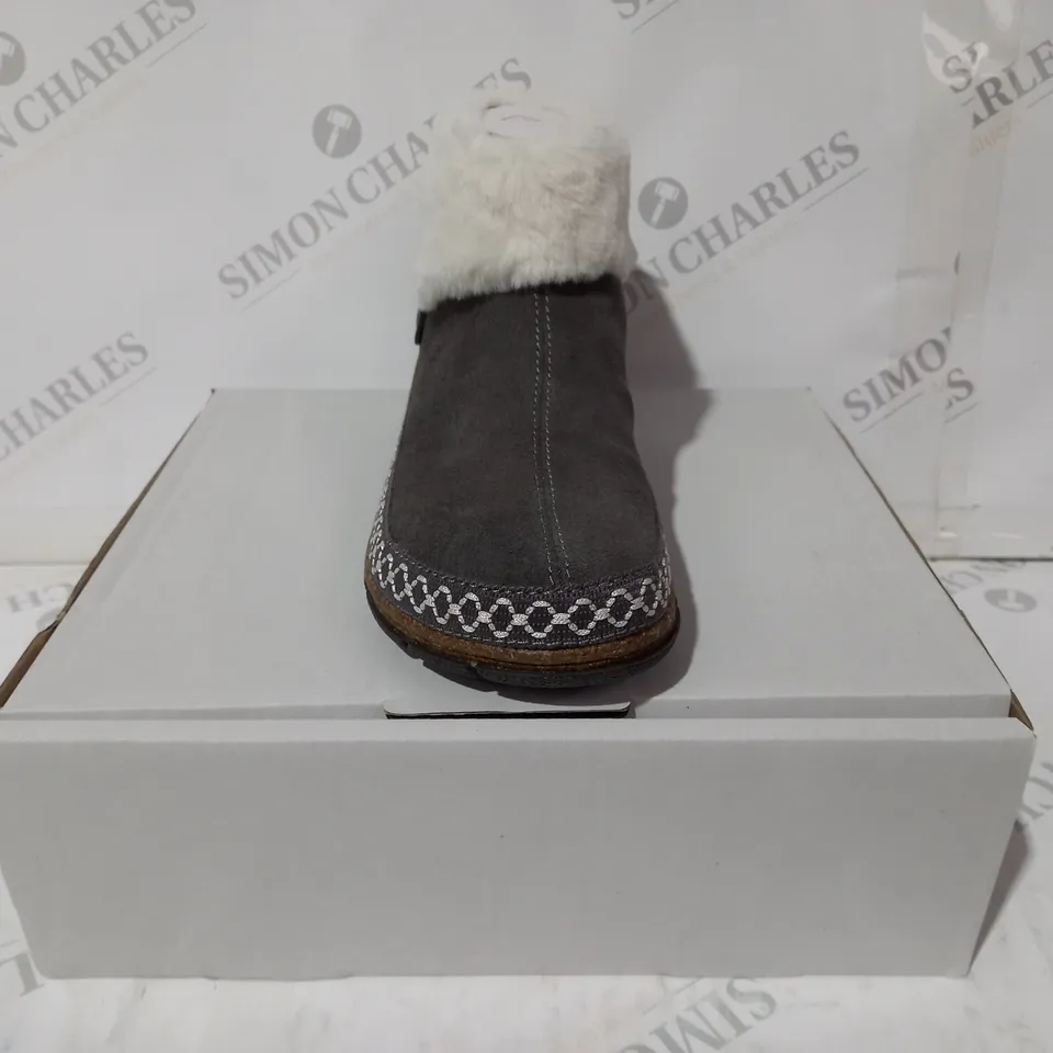 BOXED PAIR OF EARTH ORIGINS EMMALYN BOOTIES IN GREY UK SIZE 6
