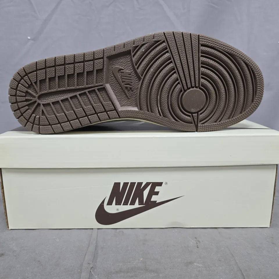 BOXED PAIR OF NIKE AIR JORDAN 1 CACTUS JACK TRAINERS IN CREAM/BROWN SIZE UK 8.5