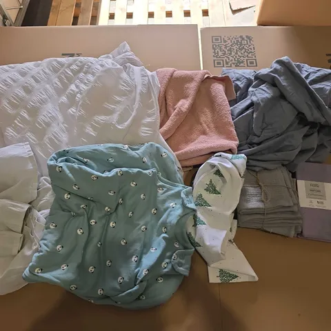 BOX OF APPROXIMATELY 10 ASSORTED BEDDING AND SOFT FURNISHING ITEMS TO INCLUDE - PILLOWCASES - BEDDING - TOWELS ETC.