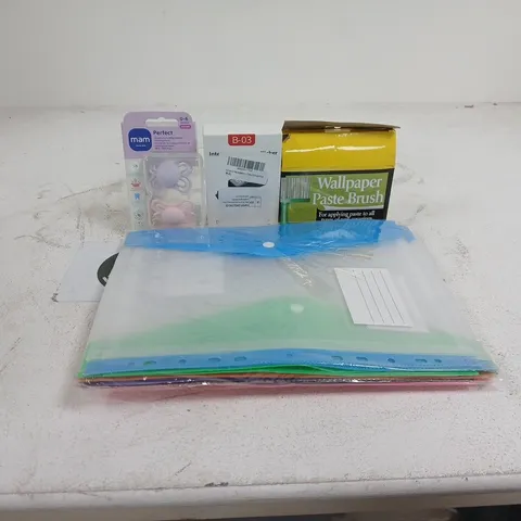 TOTE OF APPROXIMATELY 15 ASSORTED ITEMS TO INCLUDE ASSORTED STATIONERY SLEEVES, WALLPAPER PASTE BRUSH, MAMA PREFECT DUMMIES, INTELLIGENT SCREEN CLICKER ETC