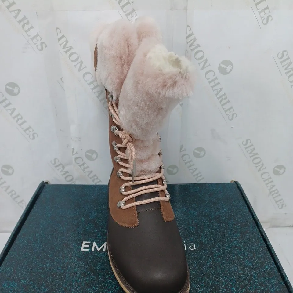 BOXED PAIR OF EMU ALL WEATHER ORICA HI WATERPROOF BOOTS IN OAK/ESPRESSO SIZE 6