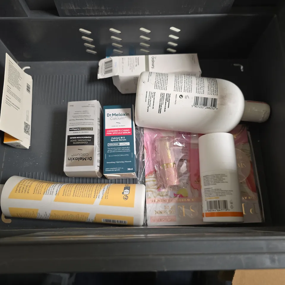 LOT OF APPROXIMATELY 24 ASSORTED HEALTH AND BEAUTY ITEMS TO INCLUDE DR MELAXIN SERUM, BOUCLEME CURL CONDITIONER AND AKT DEO BALM