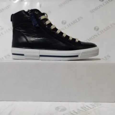 BOXED PAIR OF MODA IN PELLE LACE UP SHORES IN BLACK UK SIZE 3
