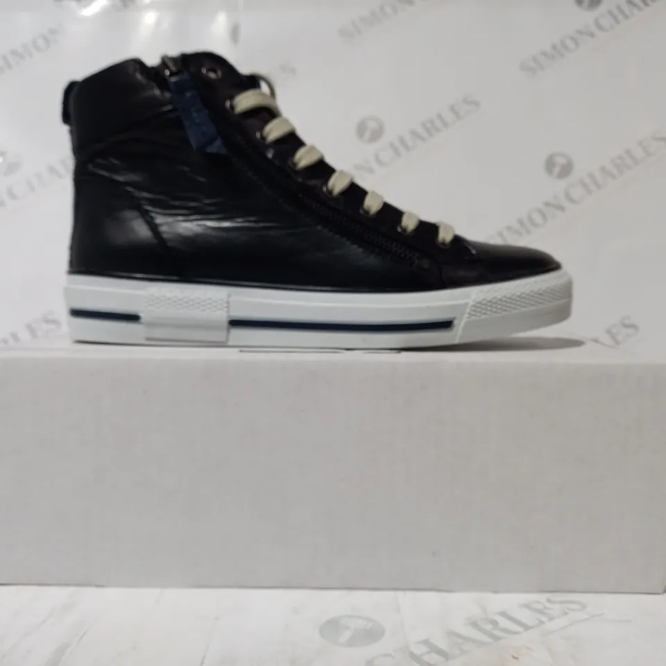 BOXED PAIR OF MODA IN PELLE LACE UP SHORES IN BLACK UK SIZE 3