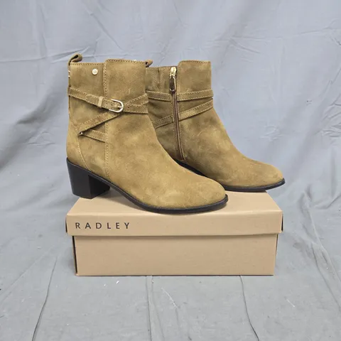 BOXED PAIR OF RADLEY BUCKLE SUEDE JEANS BOOTS IN SADDLE SIZE UK 7