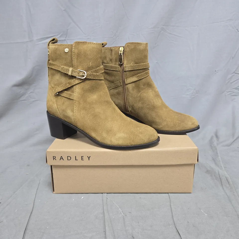 BOXED PAIR OF RADLEY BUCKLE SUEDE JEANS BOOTS IN SADDLE SIZE UK 7