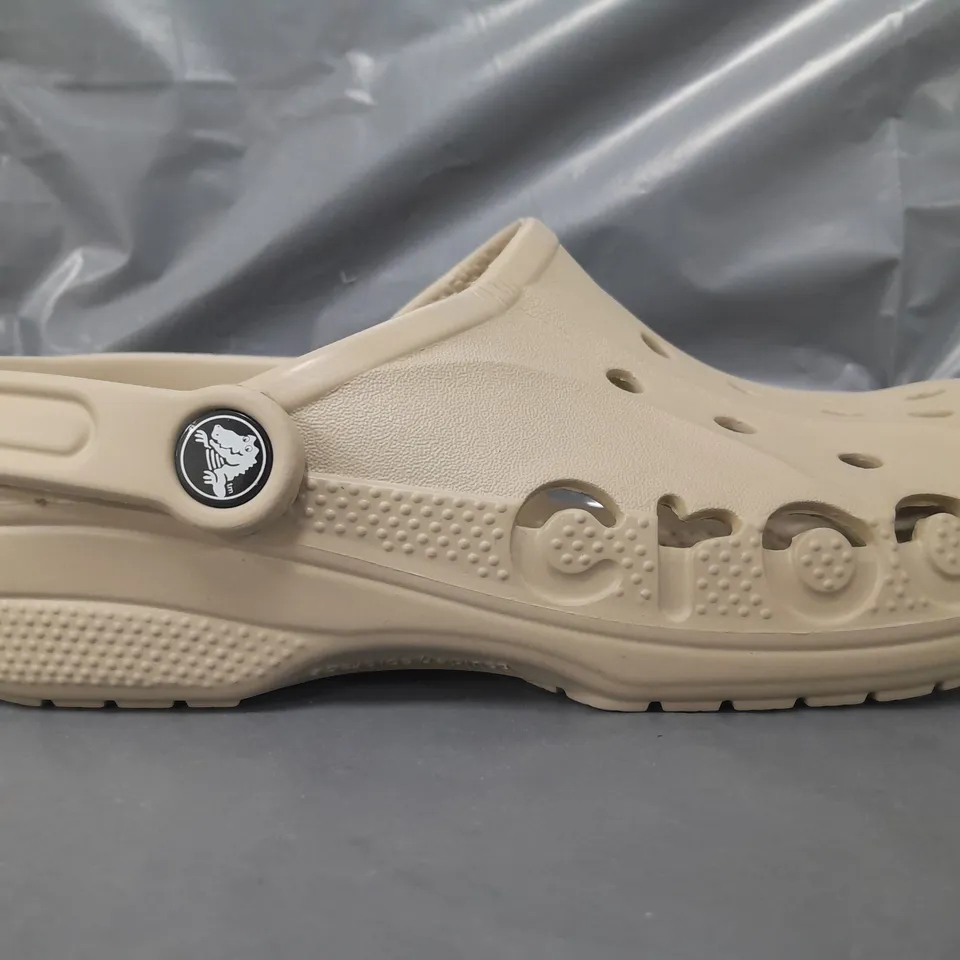 PAIR OF CROCS BAYA CLOGS IN COBBLESTONE UK SIZE M5/W6