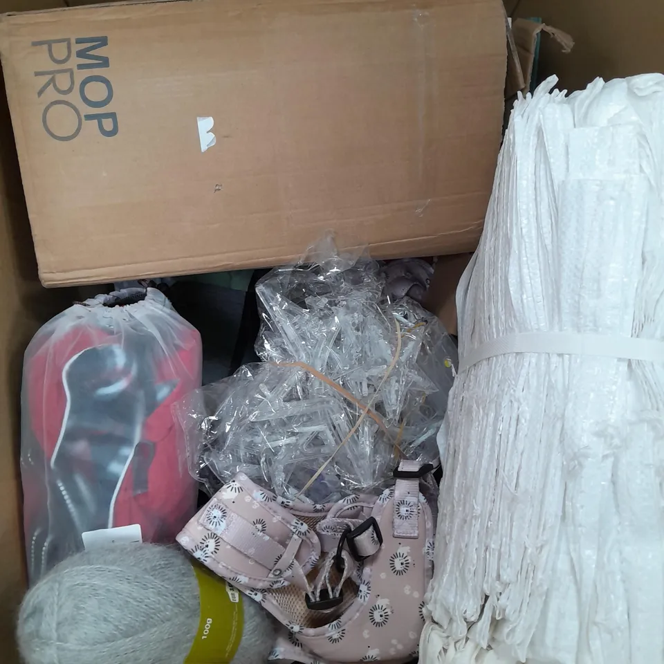 BOX OF APPROX 15 ASSORTED ITEMS TO INCLUDE - BIRD HOUSE, BIG CUP, YARN ETC