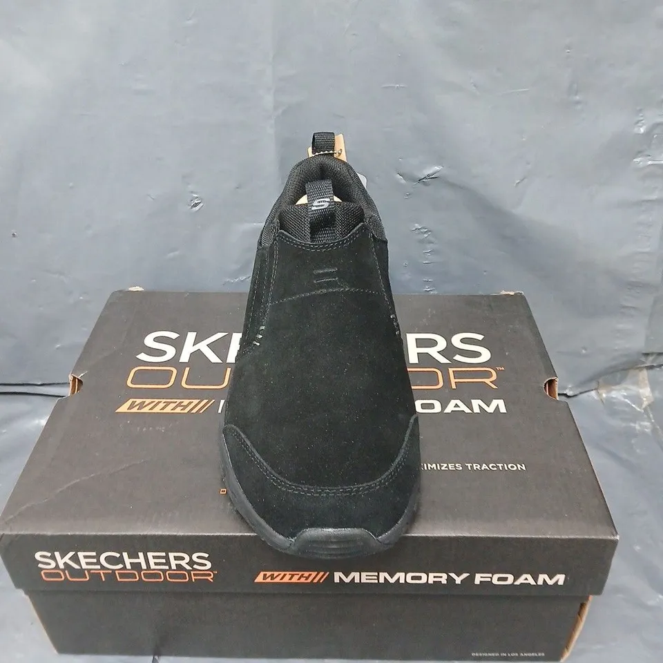 BOXED PAIR OF SKECHERS SLIP ON COMFORT TRAINERS - 9.5