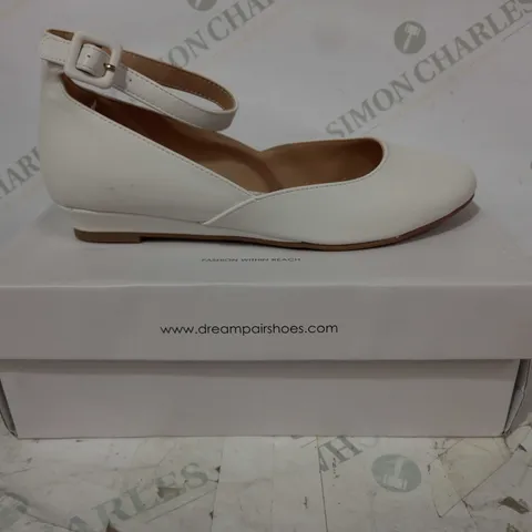 BOXED PAIR OF DREAM PARIS REVONA CLOSED TOE FLATS IN WHITE SIZE 7.5