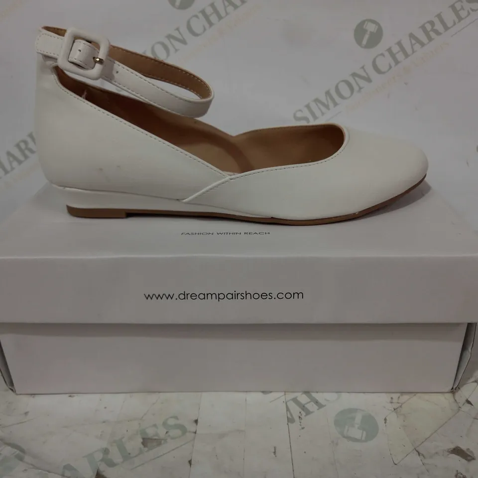 BOXED PAIR OF DREAM PARIS REVONA CLOSED TOE FLATS IN WHITE SIZE 7.5