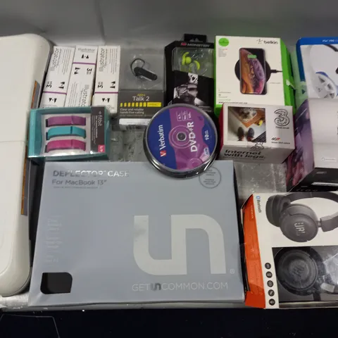 LARGE QUANTITY OF ASSORTED ITEMS TO INCLUDE BELKIN CHARGE PAD, PURE DAB+ SPEAKER, MACBOOK 13" CASE AND SPECTRUM NOIR PENS