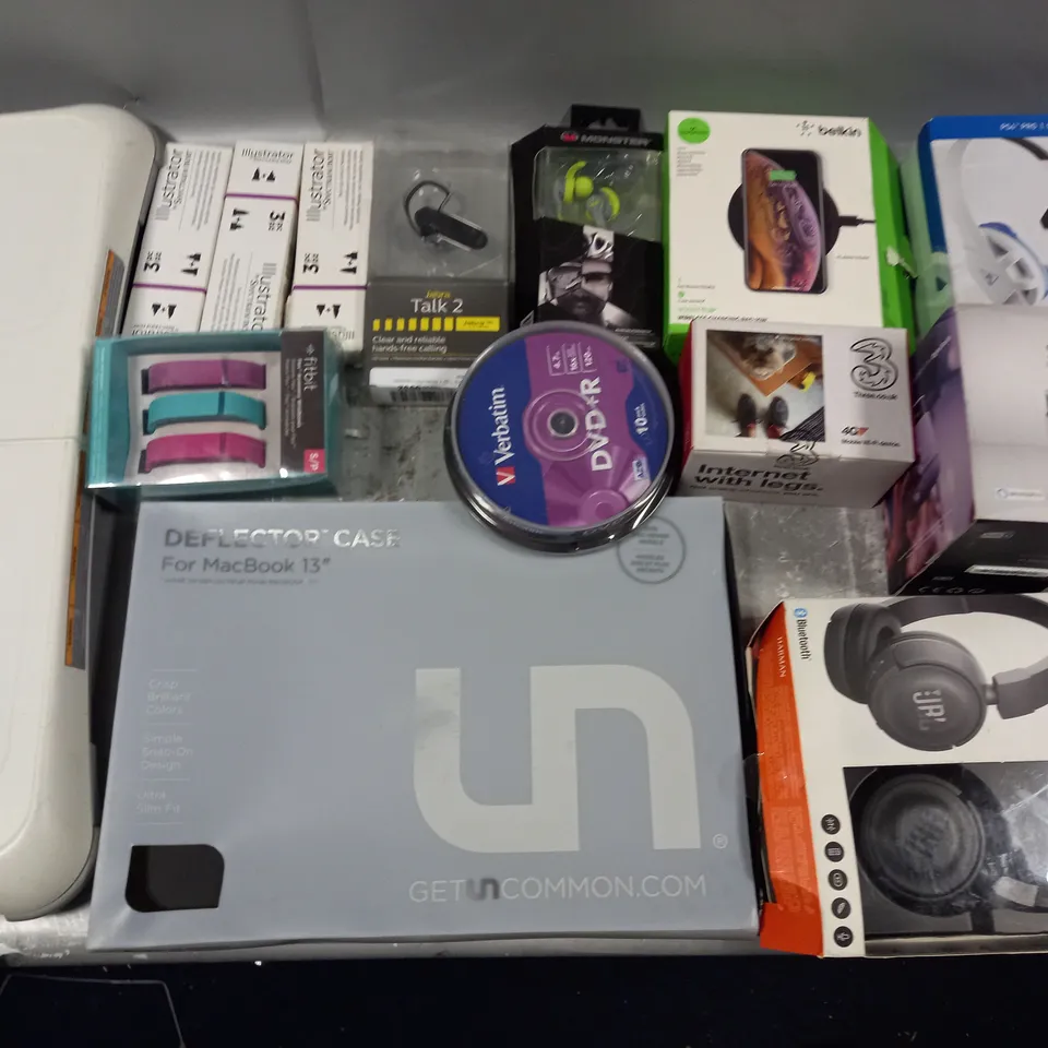 LARGE QUANTITY OF ASSORTED ITEMS TO INCLUDE BELKIN CHARGE PAD, PURE DAB+ SPEAKER, MACBOOK 13" CASE AND SPECTRUM NOIR PENS