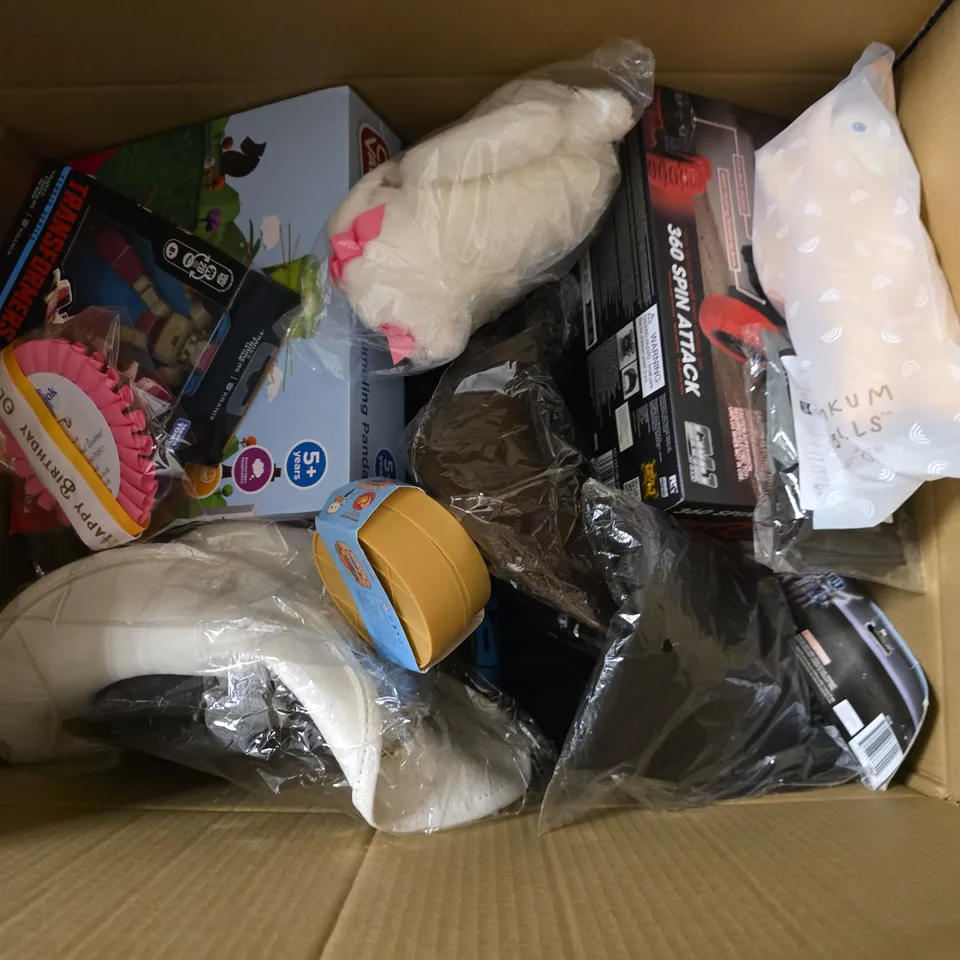 APPROXIMATELY 20 ASSORTED TOYS, GAMES, GIFTS AND NOVELTIES TO INCLUDE 360 SPIN ATTACK CAR, TMNT SEWER SHREDDER, CHAD VALLEY TUMBLING PANDAS, ETC - COLLECTION ONLY