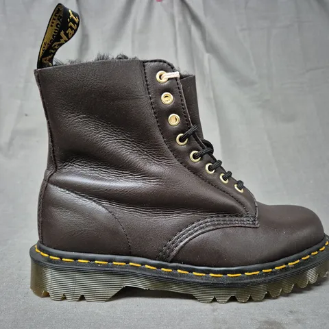 BOXED PAIR OF DR MARTENS 1460 PASCAL ANKLE BOOTS IN DEEP BROWN UK SIZE 7