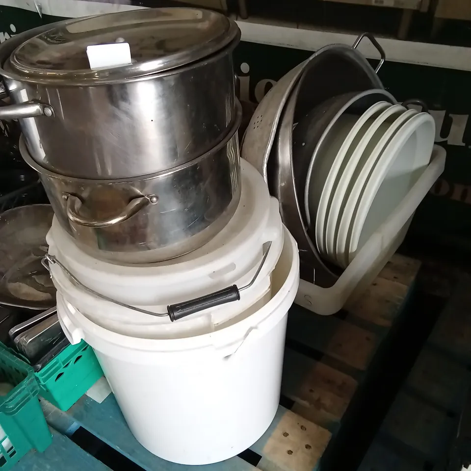 PALLET OF ASSORTED CATERING SUPPLIES 