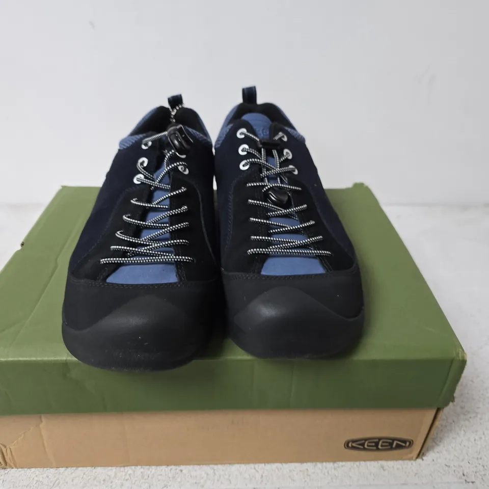 BOXED PAIR OF KEEN HIKING SHOES –SIZE 11