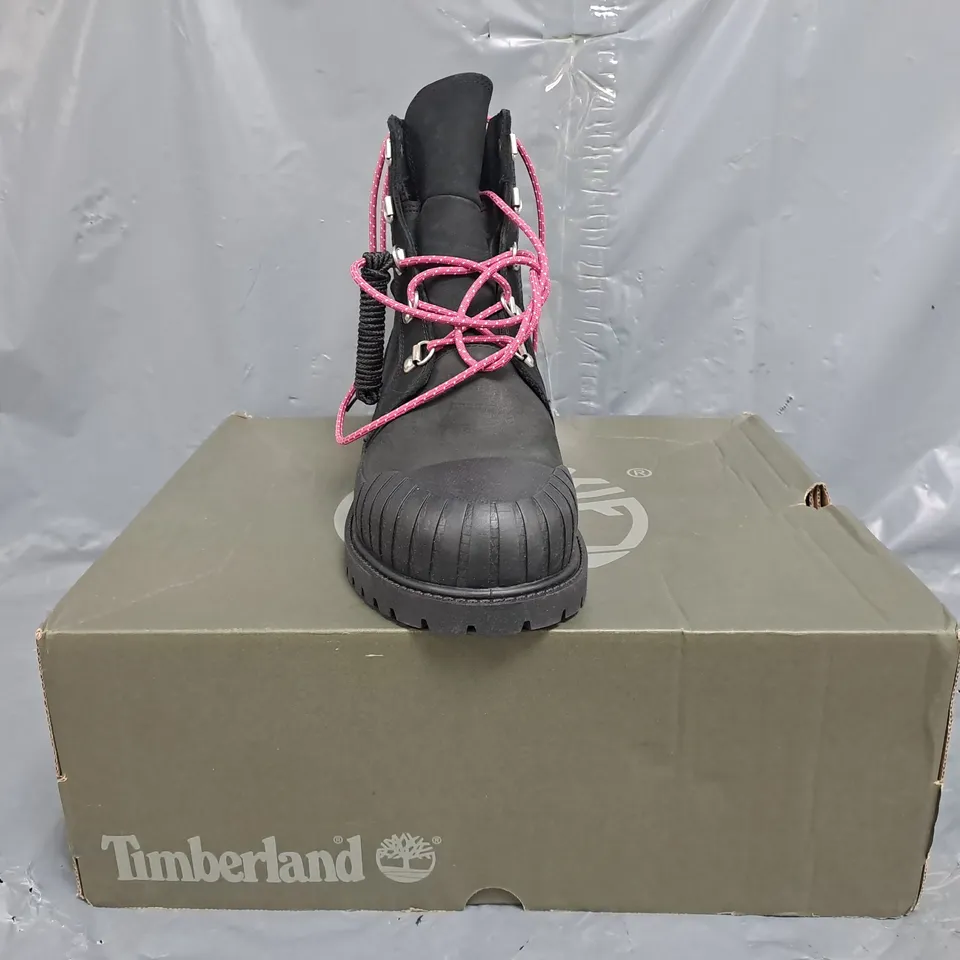 BOXED PAIR OF TIMBERLAND BOOTS IN BLACK SIZE UK 9