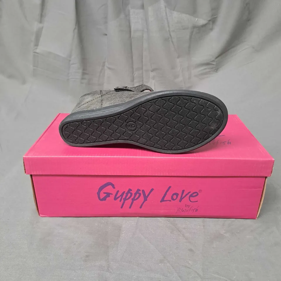 CAGE OF APPROXIMATELY 40 PAIRS OF WEDGE SHOES IN BLACK AND VARIOUS SIZES - COLLECTION ONLY