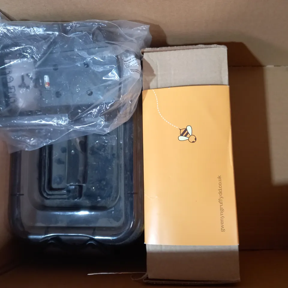 BOX OF APPROXIMATELY 5 ASSORTED HOUSEHOLD ITEMS TO INCLUDE PHOTO FRAME, CHRISTMAS TREE DECORATION, FENGHUI CLOSED TOE HEEL (LEFT FOOT ONLY) EU SIZE 40, ETC