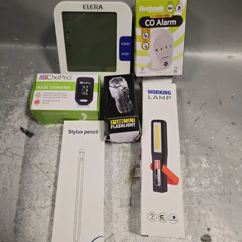 APPROXIMATELY 10 ASSORTED ELECTRICAL PRODUCTS TO INCLUDE CO ALARM, MINI FLASHLIGHT, PULSE OXIMETER ETC 