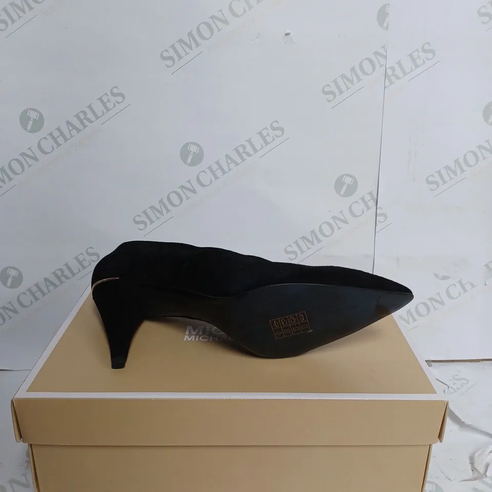 MICHAEL KORS LIZZY MID PUMP LATHER IN BLACK - EU 40.5