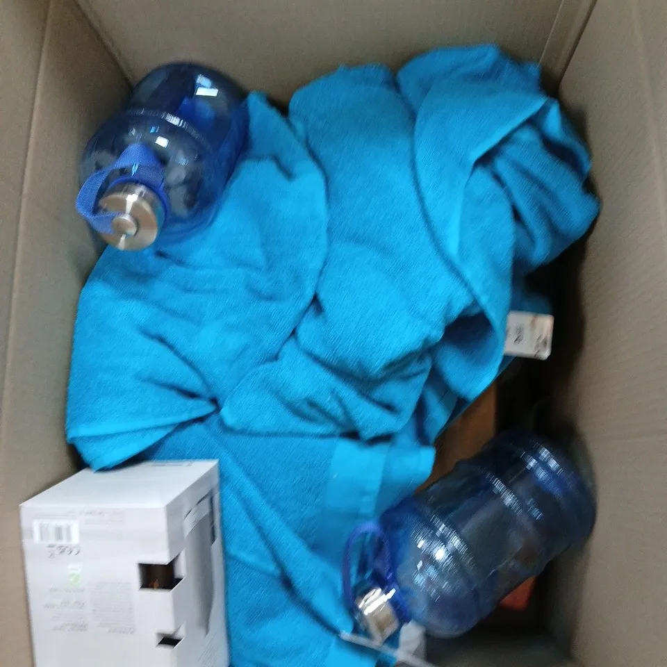 BOX OF APPROX 12 ASSORTED ITEMS TO INCLUDE - BARBIE COVERLESS QUILT - ONE PIECE GLASS - ECOWIX CANDLE - ETC