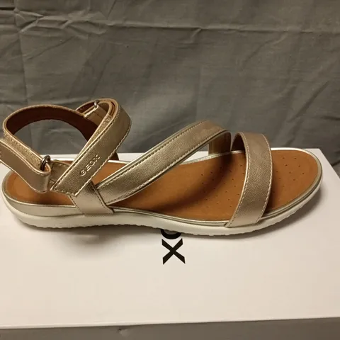 GEOX VEGA A PEARL SYNTHETIC LEATHER SANDALS – LT GOLD, UK 6 (EU 39)