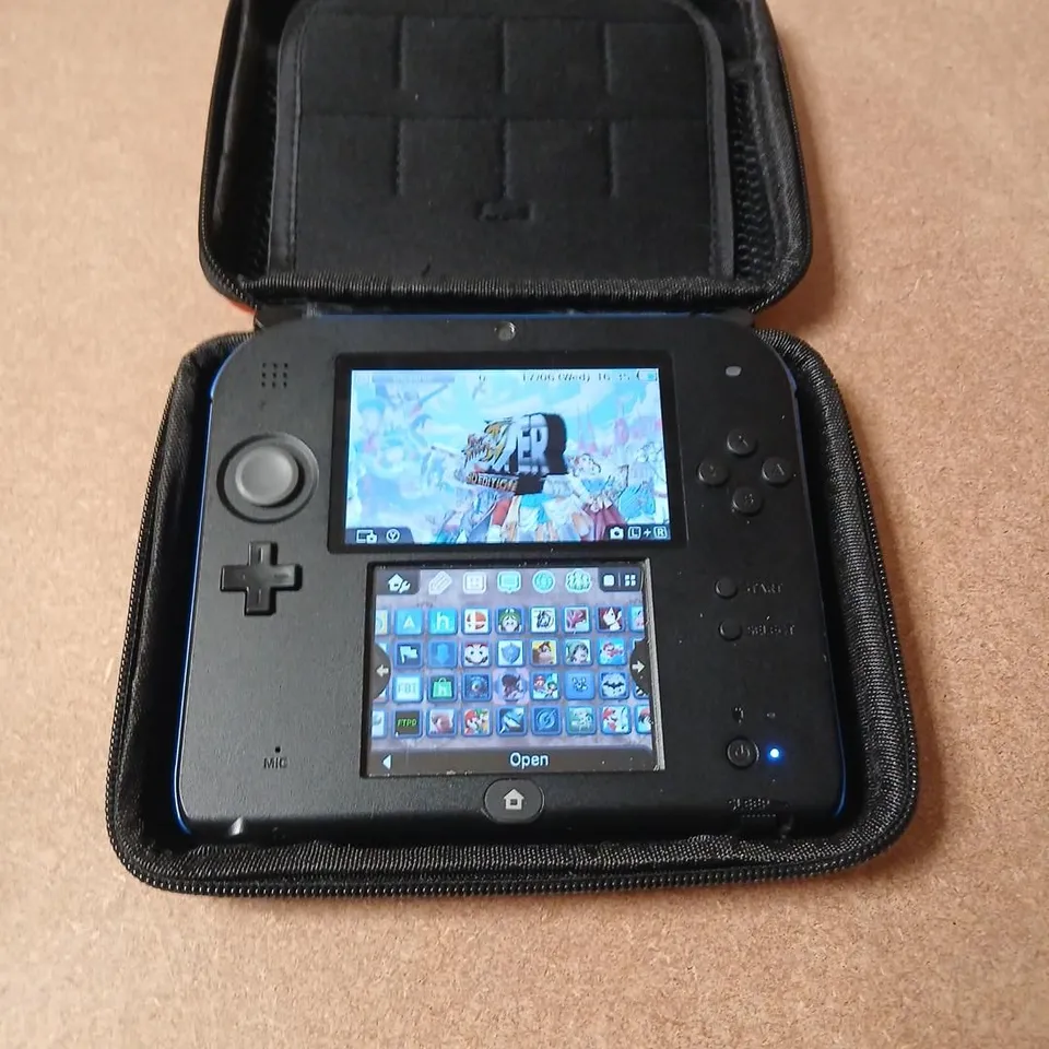 NINTENDO 2DS HANDHELD CONSOLE – BLUE/BLACK WITH PROTECTIVE CASE