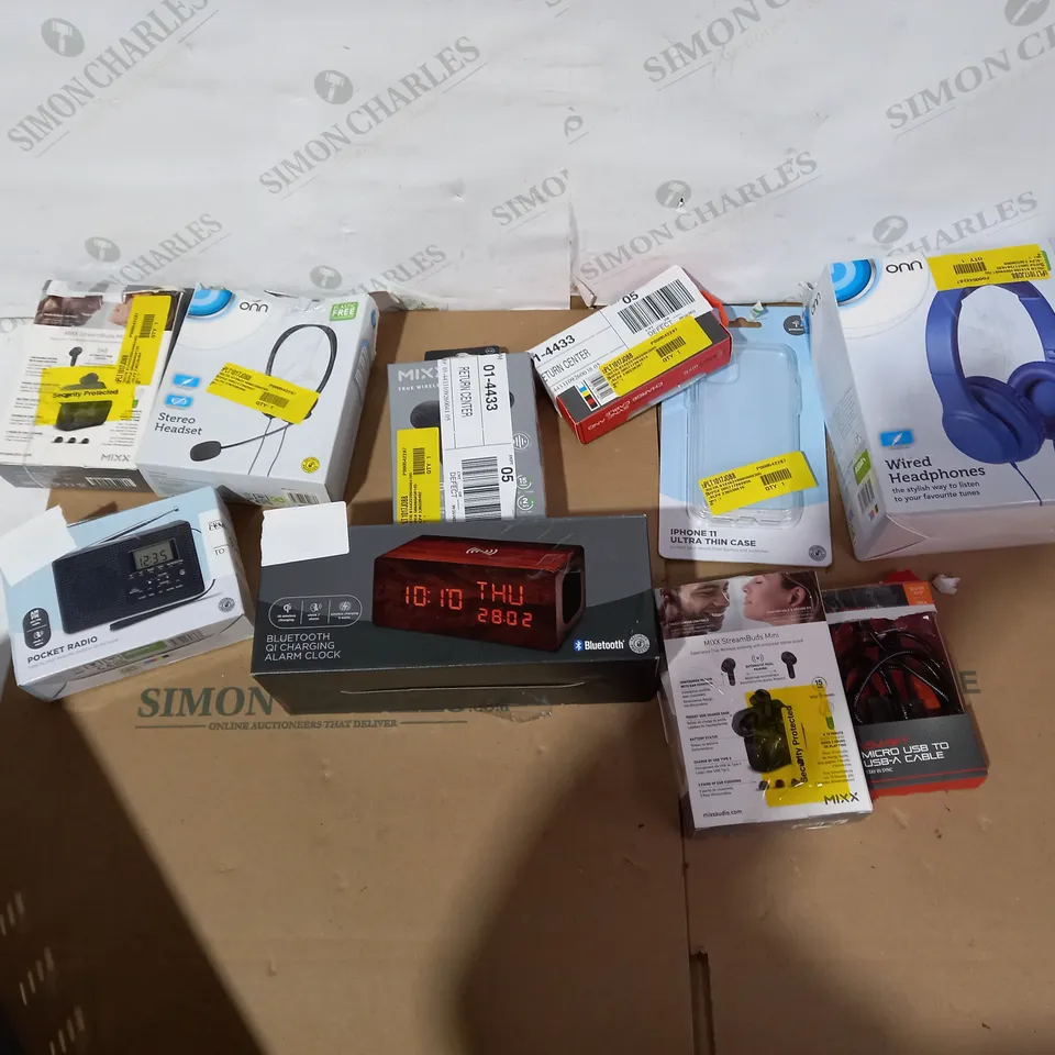 LOT OF APPROXIMATELY 10 ASSORTED ELECTRICAL ITEMS TO INCLUDE ONN HEADSET, ONN WIRED HEADPHONES, BLACKWEB CHARGE CABLE ETC