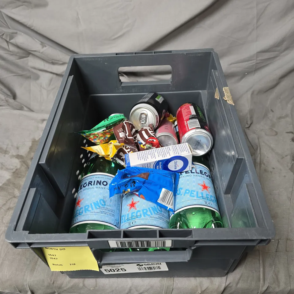 TOTE OF APPROXIMATELY 10 ASSORTED FOOD AND DRINK ITEMS TO INCLUDE 3 X S PELLEGRINO 1L BOTTLES