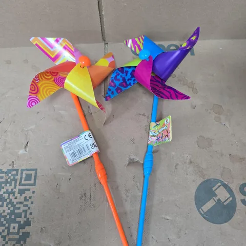 APPROXIMATELY 20 ASSORTED SPINNING WHEEL TOYS 