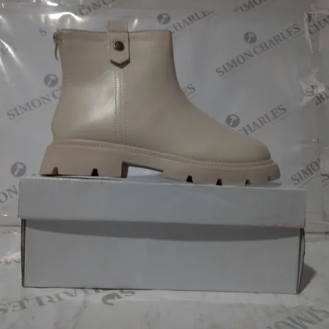 BOXED PAIR OF UNBRANDED BOOTS IN CREAM EU SIZE 37
