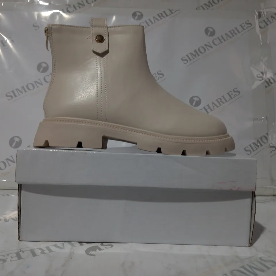BOXED PAIR OF UNBRANDED BOOTS IN CREAM EU SIZE 37