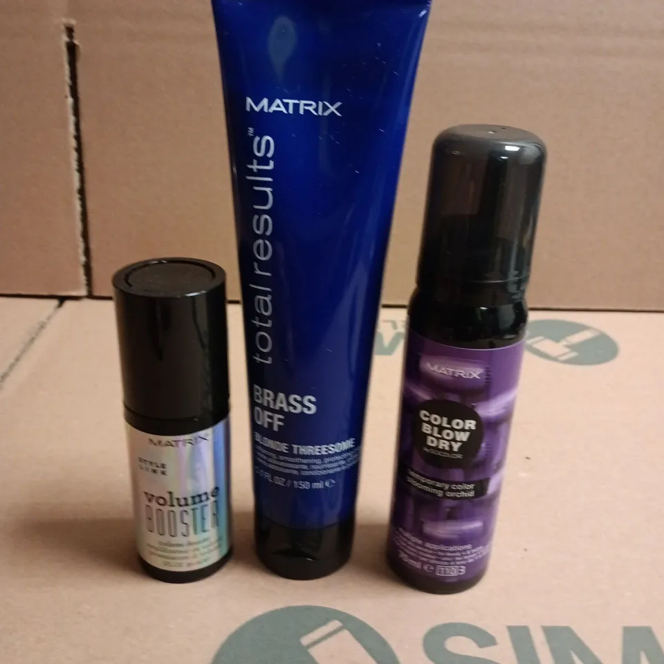 BOX OF APPROXIMATELY 50 MATRIX HAIRCARE PRODUCTS TO INCLUDE BRASS OFF PROTECTING CREAMS, TEMPORARY COLOUR SPRAYS AND VOLUME BOOSTERS