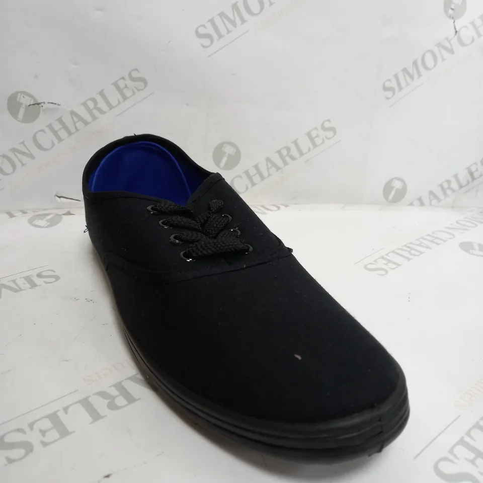 BOX OF APPROXIMATELY 8 BLACK PUMP LOW SHOES - SIZE 8