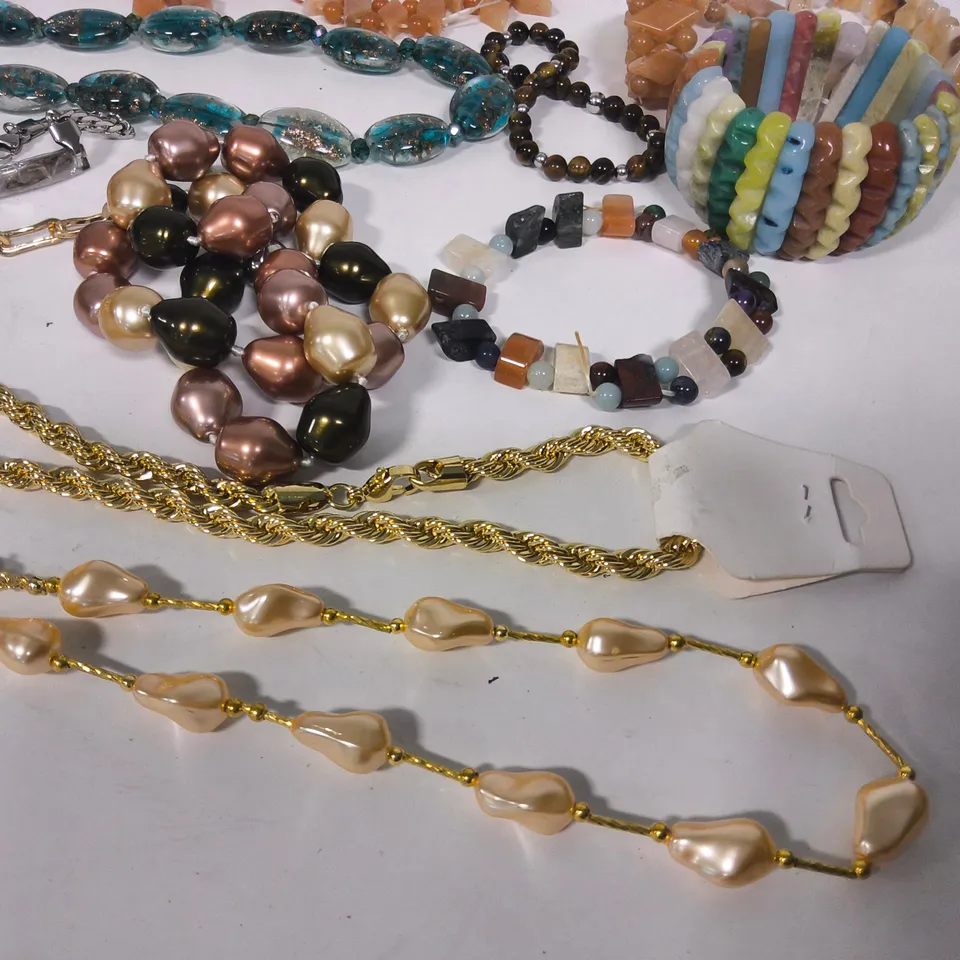 LOT OF 15 UNPACKAGED FASHION JEWELLERY ITEMS IN VARIOUS STYLES