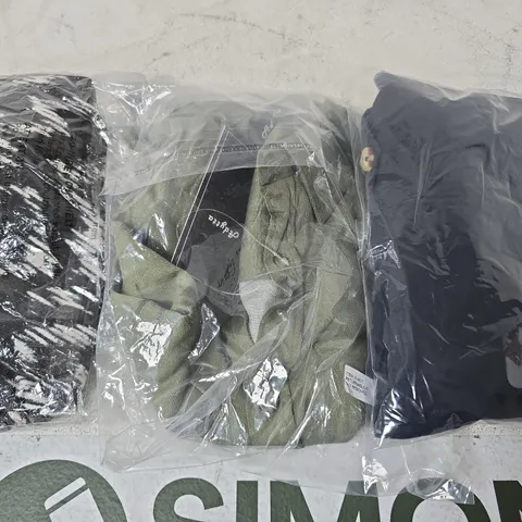APPROX 20 ASSORTED ITEMS OF CLOTHING IN VARIOUS SIZES TO INCLUDE TOPS, JUMPERS, DRESSES, ETC