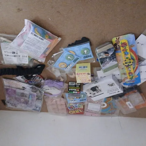 LARGE QUANTITY OF ASSORTED TOYS AND ACCESSORIES TO INCLUDE; UNO, GODLER WATCH, NICE CUBE, SCENTERED CHANGE OF PACE PUZZLE AND PABLO VS SPLASH BADGE