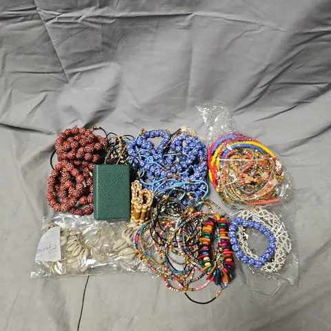 LARGE QUANTITY OF ASSORTED JEWELLERY TO INCLUDE: NECKLACES, BRACELETS AND EARRINGS